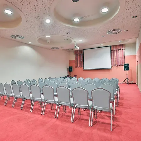 Lh Dvorak Congress & Wellness ホテル 4*